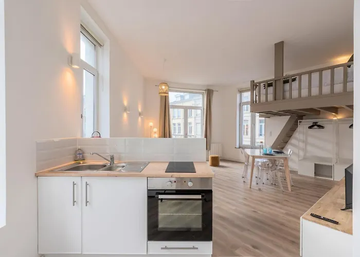 Spacious And Bright Studio In The Center.